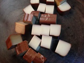 路边小吃自己做―鸡蛋干烤蔬菜串,再横着切4刀成四方块