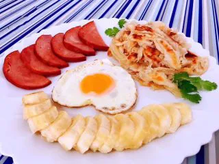 手抓饼开心早餐,点缀一下绿色就感觉拥有了春天