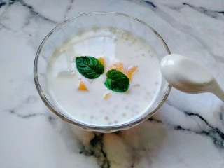 手煮奶茶西米露,用薄荷叶子点缀一下。,喜欢喝冰镇糖水的小可爱们可以冰镇一下。