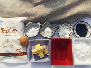 从小吃到大都吃不腻的黑芝麻桃酥,准备所需要的食材。