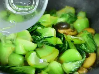 从小吃到大的家常菜，多吃青菜身体好,加少许清水翻炒，待水开即可出锅。