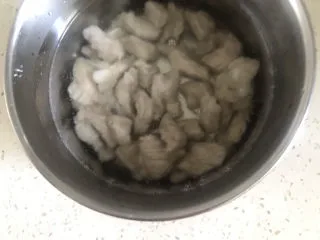 粉鸡汤(阜阳特色小吃),捞出过冷水,肉质更鲜嫩