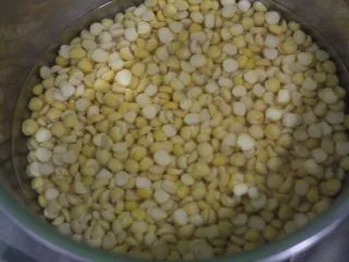 老北京小吃之“豌豆黄”,去皮豌豆提前一天泡水到两倍大小。这个是我泡好以后自己手工去皮的,费时,大家直接买去皮的干豌豆吧!