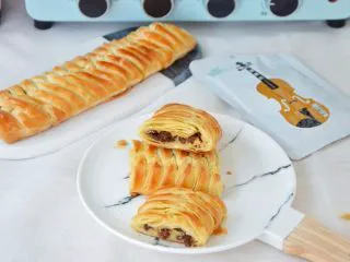 意式红烩牛柳酥,出炉放一旁凉透,降至常温即可切开食用,酥脆的外皮搭配上软软的红烩牛柳,吃起来特别的香