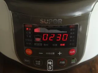 火龙果银耳糖水,按煲汤功能键慢炖2个半小时；