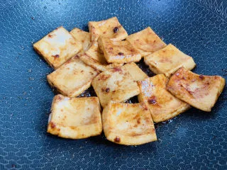 干锅千叶豆腐,翻炒至上色