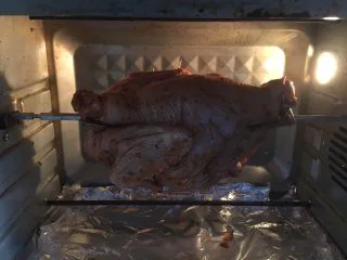 百变水果 新奥尔良风味雪梨烤鸡,将鸡放在烤箱的旋转部位。