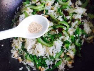 温州风味美食～炒芥菜饭,将米饭翻炒均匀加一小茶匙的白胡椒粉