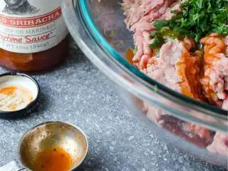 越南风味牛油果火鸡堡,在一口铸铁锅里加热橄榄油 、加入切碎的大葱，然后煮至变软呈半透明状，将葱、火鸡糜 、切碎的香菜 、是拉差辣酱 、研磨黑胡椒颗粒 、盐和胡椒一起放入碗中。