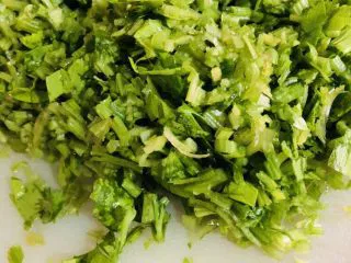 客家小吃:蒜苗粿(葫粄)➕菜头粄,芹菜茎杆拍碎,切成细末