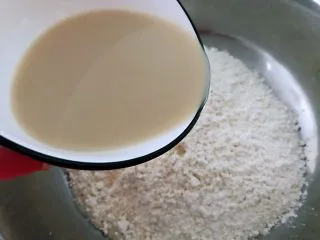 姜黄花卷，饮料做,将奶微微加至温热后，倒入装有酵母的碗中融化酵母，静置三分钟左右，少量多次倒入面粉中，先拌成絮状，再慢慢揉成面团。