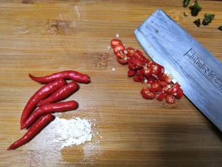 美味小吃,老坛酸辣鸡爪,切辣椒