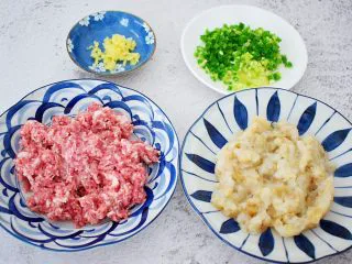 鲜虾猪肉馄饨,鲜虾去壳去虾线切成小粒状，也可以切末，随个人喜好，猪肉洗净剁成末，葱切葱花，姜切末