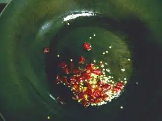 辣番茄风味汤面,锅中倒油，小火，放入花椒和红辣椒段至变色有香味关火，倒出备用。