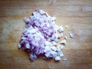 #东南亚风味的#椰汁咖喱虾,将洋葱切丁。