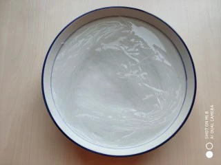 香辣粉丝包菜,粉丝放入温水泡软。粉丝最好买绿豆粉丝，口感滑腻，煮时不易烂。