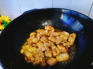 家常菜+红烧排骨,改小火，翻炒上色。