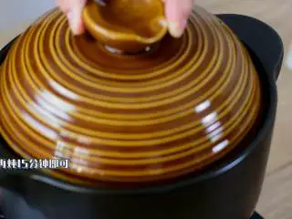 排骨海带汤，清淡有营养，还有淡淡的大海的味道,盖上盖子，大火煮开，转小火炖40分钟。