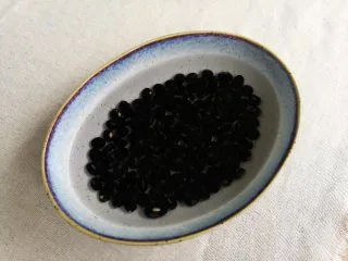 山药黑豆滋补汤,黑豆提前泡2个小时。