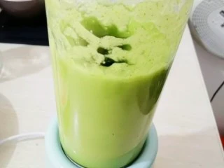 黄瓜哈密瓜汁,插上电源，榨成汁