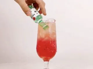 微醺来袭，更适合有趣灵魂的一款饮品,将白朗姆酒开瓶，并斜放入杯中