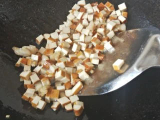 家常菜之春菜炒香干,放入茶干翻炒一会儿