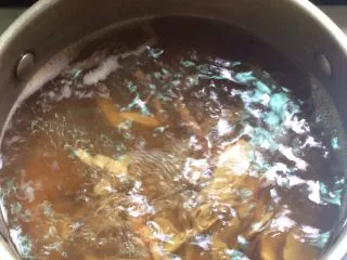 甘草水果～潮汕小吃之一,锅里倒入清水，大火煮开，倒入甘草，中火煮20分钟，最后加入糖和盐再煮一小会，关火，倒出来晾凉。