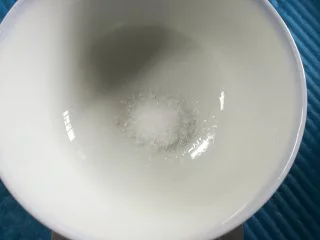 家乡小吃——姜汁红糖豆花,葡萄糖内酯加温开水融化开