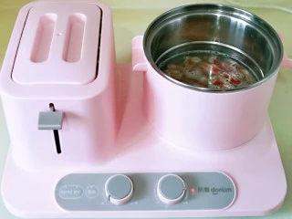 味道鲜美的茄汁肥牛卷,肥牛卷焯水， 锅中加入水烧开，下肥牛卷，烫变色后立即捞出。