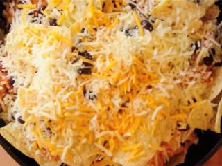 三种芝士布法罗风味鸡肉玉米脆饼,撒上一半量的蒙特利杰克芝士碎