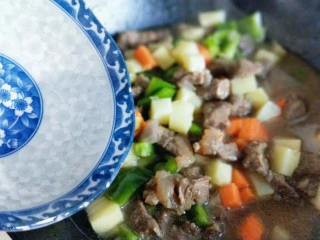 做年货+别有一番风味的牛肉浓汤,加入清水，加盖小火煮软，小火炖15分钟。