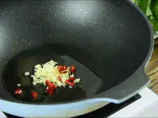 好吃易学，快手菜零难度,热锅冷油炒香蒜末、小米椒。