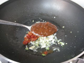 三丝茄子：香辣过瘾的潇湘风味下饭菜,再放黄豆酱炒香？