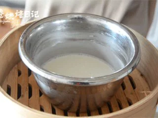 风靡街头的板栗饼不敢吃?那就自制吧,美味又好吃,制作馅料!麻薯部分:麻薯的材料除了黄油以外,全部放入碗里,搅拌均匀,上锅蒸15分钟。(用筷子插入面团中,如果没有液体渗出,则代表已经蒸透)