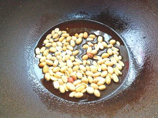 山椒孜然炒鸡胗子,五香花生，热锅凉油炸香出锅。