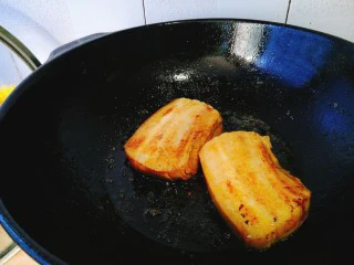 家常菜+梅菜扣肉,小火将五花肉煎至金黄。