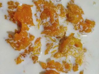 奶油南瓜浓汤,加入适量淡奶油，量根据自己喜欢浓稠度增减；