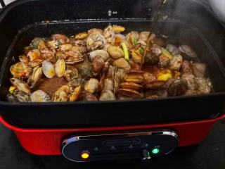 ㊙完爆街边小吃的《辣炒花蛤》,加料酒3勺调味。