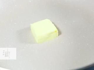 港式茶餐厅小吃,香甜味美的西多士,锅内放入一块黄油,小火熬化
