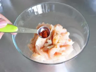 街头小吃自己做---香酥无骨鸡柳,加红甜椒粉。