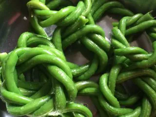 土豆肉末酿豆角,把全部的豆角编好了