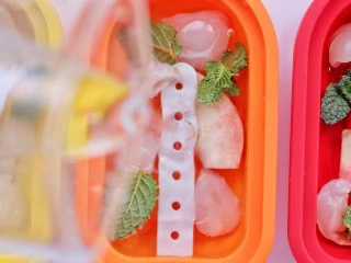 蜜桃荔枝薄荷冰棒,往模具中倒入苏打水。