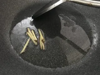 萝卜干炒蚬肉（麻辣风味）,大火，油锅，放入姜丝煸香。