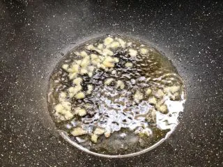 杏鲍菇炒西兰花,锅里放入适量油，烧至八成热放入蒜末爆香。