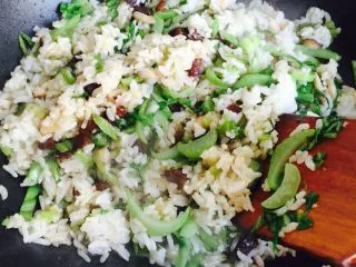 温州风味美食～炒芥菜饭,翻炒均匀即可关火