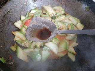 西红柿西葫芦炒肉片,加入一勺生抽翻炒