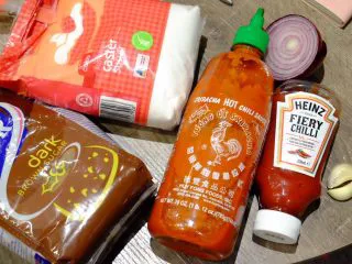 秘制异国风味鸡胸肉腌料&绝佳搭配 （减肥必备）,这里我们还要自制一个印尼辣味拌饭酱 与椰浆饭是绝配哦 材料如图