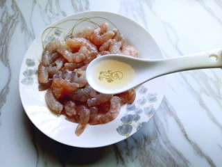 #东南亚风味的#椰汁咖喱虾,洗干净的虾仁放入盘子中，加入一勺料酒。