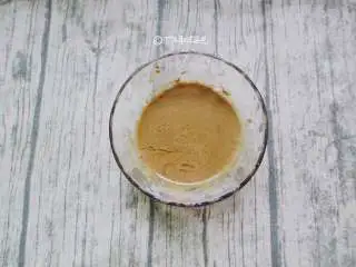 蒜蓉芝麻酱拌面,芝麻酱放到小碗里，加一点温水划散开，加入1勺生抽、一勺白糖、两勺白醋，1勺香油，少许食盐搅拌均匀