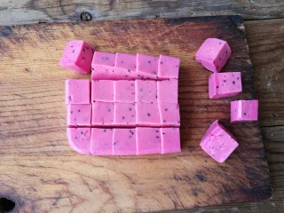 火龙果椰蓉奶冻,取出倒扣在板上,切成大小合适的小方块。